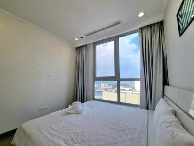带阳台的两居室公寓 — Vinhome Grand Residence